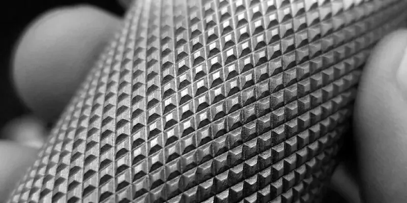 Medium-aggressive knurl pattern